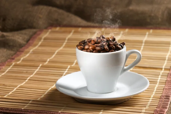Beyaz Kahve Fincanı Kahve Çekirdekleri Tam Ile Natürmort — Stok fotoğraf