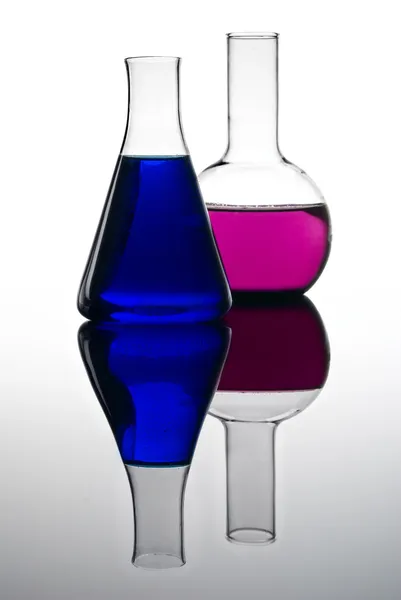 Dvě barevné baňky — Stock fotografie