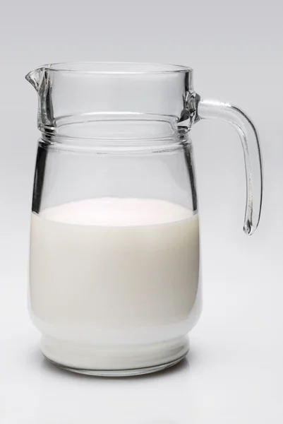 Beyaz arkaplanda süt sürahisi — Stok fotoğraf