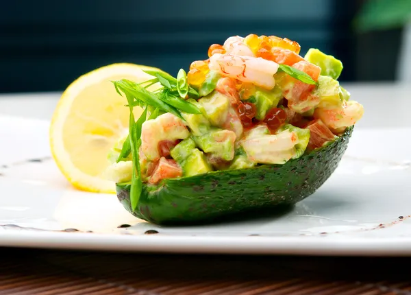 Salada de camarão e abacate — Fotografia de Stock