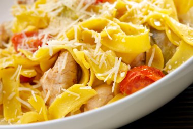Spagetti makarna peynir, tavuk ve domates ile