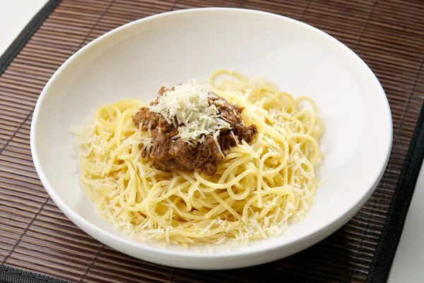Pâtes spaghetti à la viande et au fromage — Photo