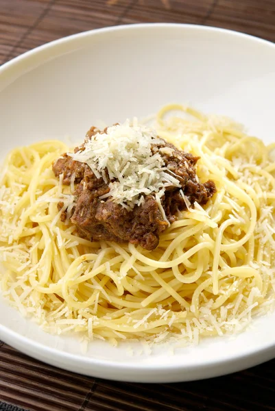 Spagetti makarna et ve peynir ile — Stok fotoğraf