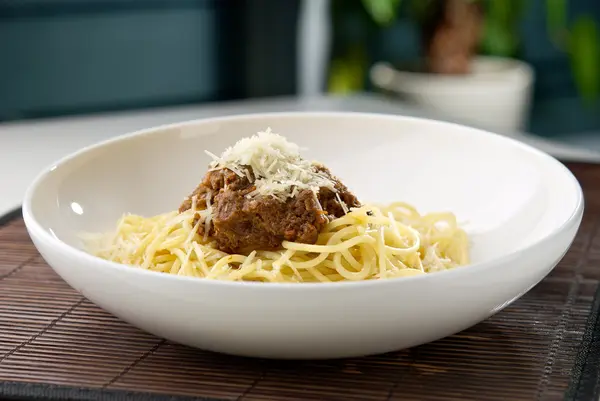 Spagetti pastaa lihaa ja juustoa — kuvapankkivalokuva