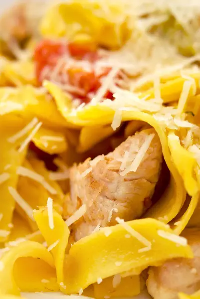 Spagettipastaa juustolla, kanalla ja tomaatilla — kuvapankkivalokuva
