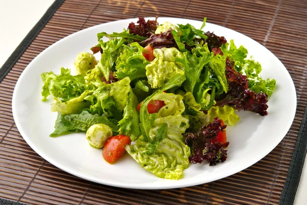 Salada com mussarela e tomate cereja — Fotografia de Stock
