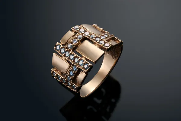 Anel dourado com diamantes — Fotografia de Stock