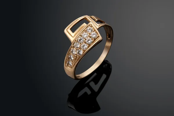 Złoty pierścień z diamentami — Zdjęcie stockowe