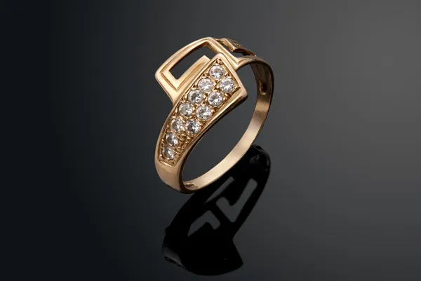 Gouden ring met diamanten Stockfoto