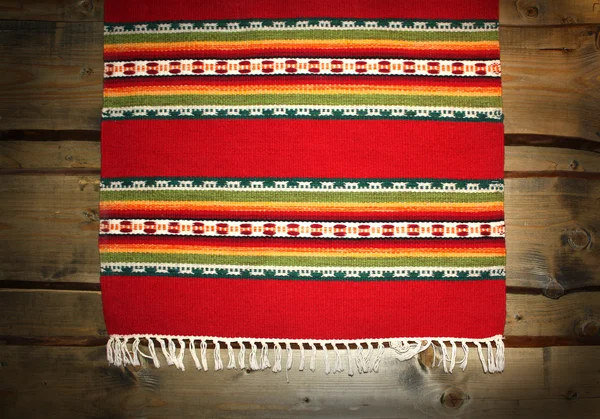 Włókienniczych tradycyjnych mat na tle drewna — Zdjęcie stockowe