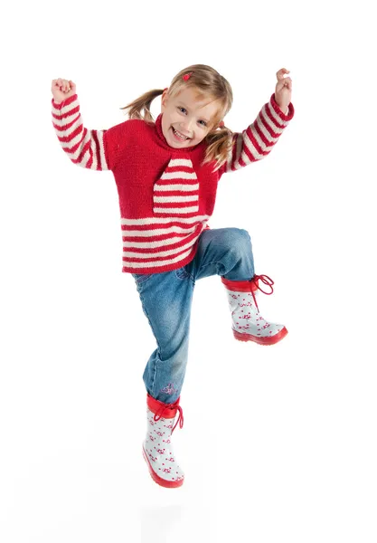 Маленькая девочка в осенней одежде прыгает — стоковое фото