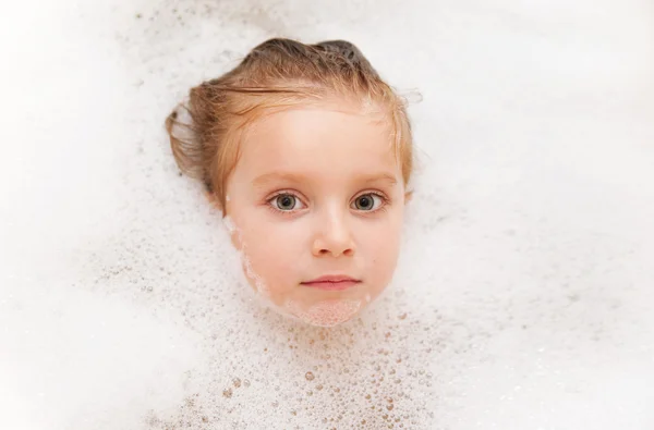 Holčička s bublinkovou koupel — Stock fotografie