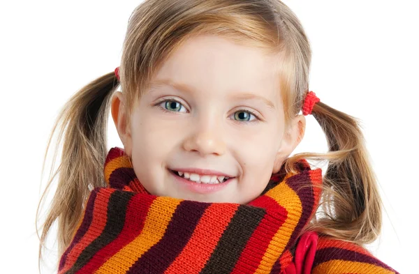 Linda niña en una bufanda a rayas —  Fotos de Stock