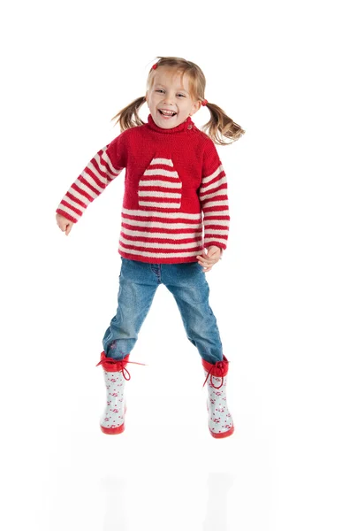 Маленькая девочка в осенней одежде прыгает — стоковое фото
