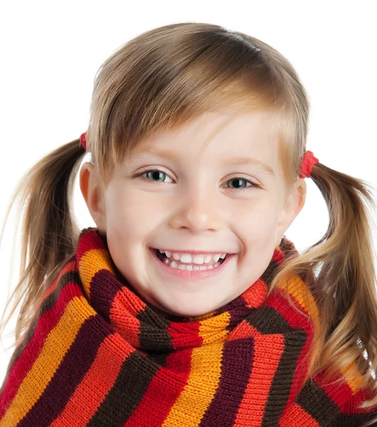 Schattig klein meisje in een gestreepte sjaal — Stockfoto