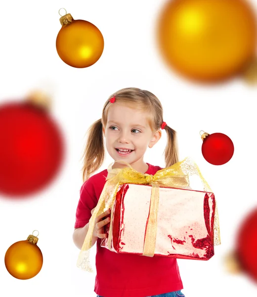 Симпатичная девушка с рождественским подарком и сфер — стоковое фото