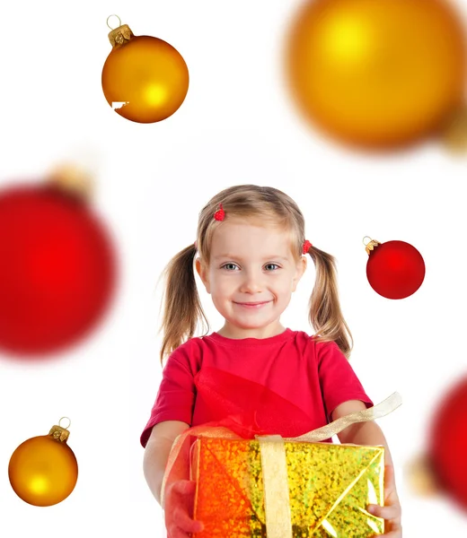 Linda chica con el regalo de Navidad y esferas —  Fotos de Stock