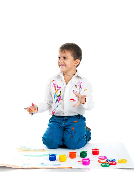 Liten pojke omfattas i paint — Stockfoto