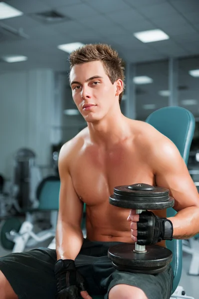 Hombre musculoso trabajando sus bíceps — Foto de Stock