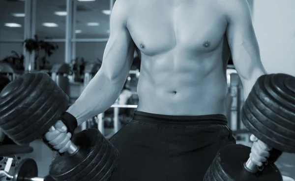 Adam bir spor salonunda egzersiz — Stok fotoğraf