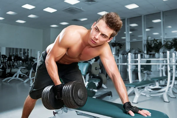 Muskularny mężczyzna pracuje biceps — Zdjęcie stockowe