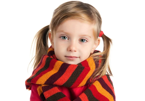 Сумна дівчинка в смугастому шарфі — стокове фото
