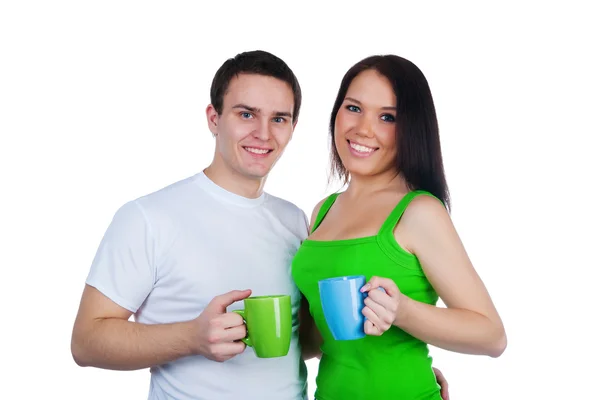 若いカップルは お茶のカップ白い背景の上 — ストック写真