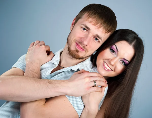 青い背景上の若いカップル — ストック写真