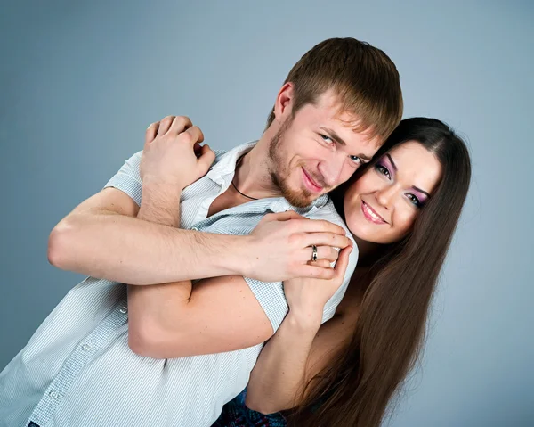Junges Paar Auf Blauem Hintergrund — Stockfoto