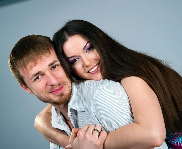 Junges Paar Auf Blauem Hintergrund — Stockfoto