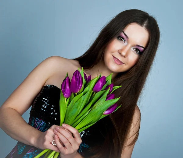 Süße junge Frauen mit den Blumen — Stockfoto