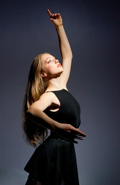 Uma bailarina maravilhosa jovem — Fotografia de Stock