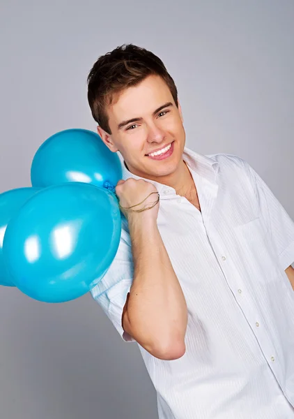 可爱的年轻男子与气球 — 图库照片