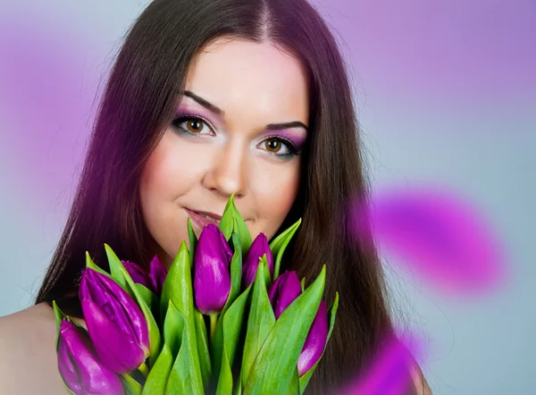 Söt unga kvinnor med blommor — Stockfoto