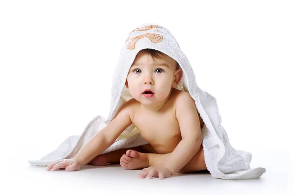 Bebê sorridente sob toalha — Fotografia de Stock