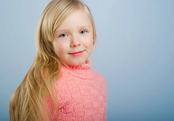 Niedliches kleines Mädchen mit langen Haaren — Stockfoto