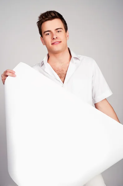 Mladý muž, který držel papírový — Stock fotografie