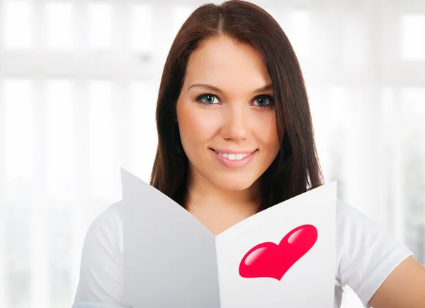 Menina com cartão de um Valentim — Fotografia de Stock