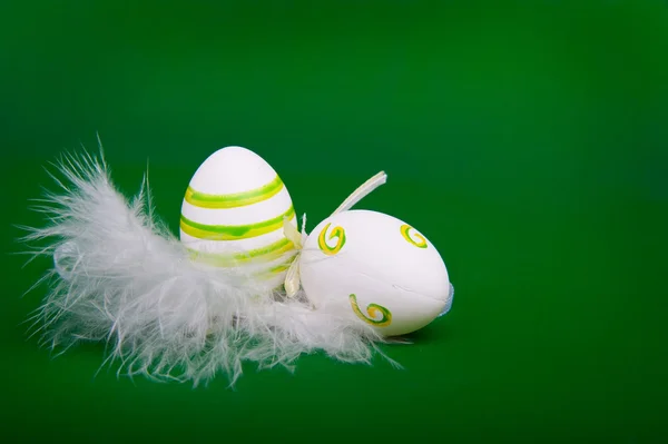 Πασχαλινό αυγό στη φωλιά λευκά φτερά — Φωτογραφία Αρχείου