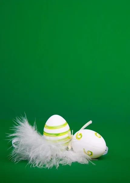 复活节彩蛋在白色羽毛巢 — 图库照片