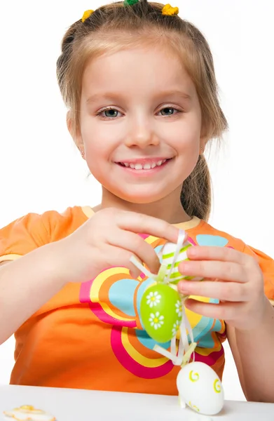 Glückliches kleines Mädchen mit Ostereiern. — Stockfoto