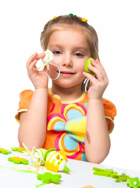 Glad liten flicka med påskägg. — Stockfoto