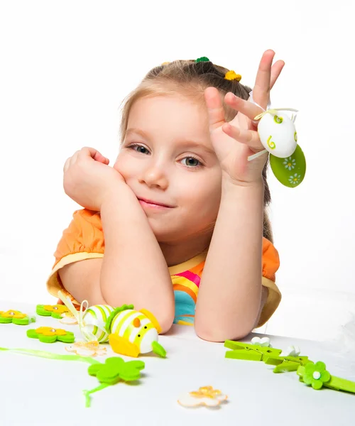 Ευτυχισμένη κοριτσάκι με τα αυγά του Πάσχα. — Φωτογραφία Αρχείου