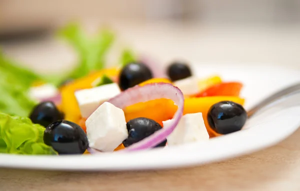 Тарелка здорового греческого салата — стоковое фото