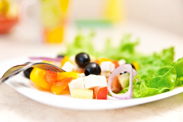 Teller mit dem gesunden griechischen Salat — Stockfoto