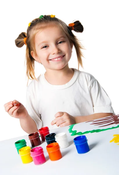 Lachende meisje met de handpalmen geschilderd door een verf. — Stockfoto