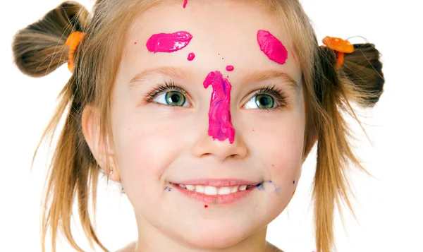 Усміхнена дівчина з долонями намальована фарбою . — стокове фото