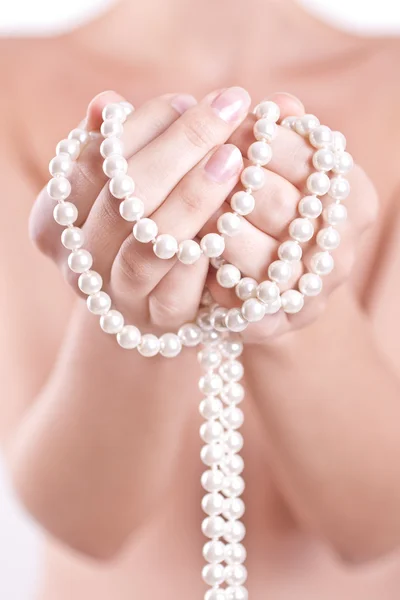 Perly v ženských rukou — Stock fotografie
