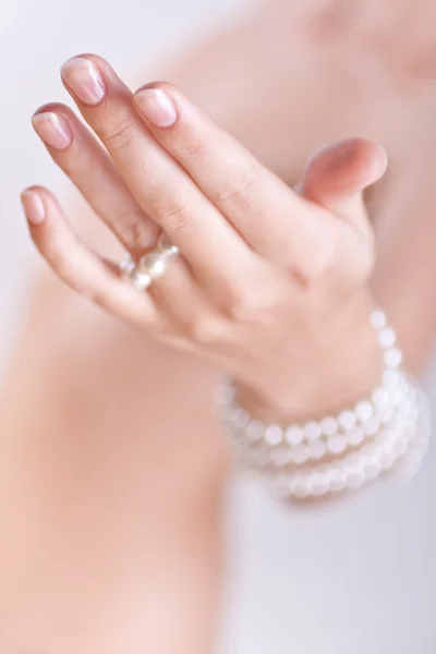 Pärlor i kvinnornas händer — Stockfoto