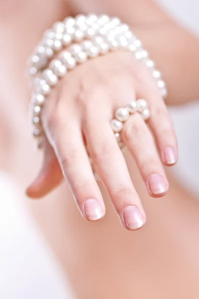 Perly v ženských rukou — Stock fotografie
